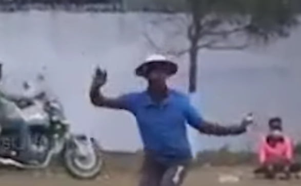 ஆட்டம் போட்டு அசத்தும் அம்பயர்! 1 - Dhinasari Tamil dancing umpire - Dhinasari Tamil