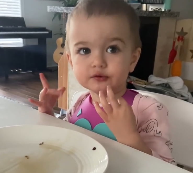 பெற்றோரிடம் அடம் பிடிக்கும் சுட்டி..! வைரல்!