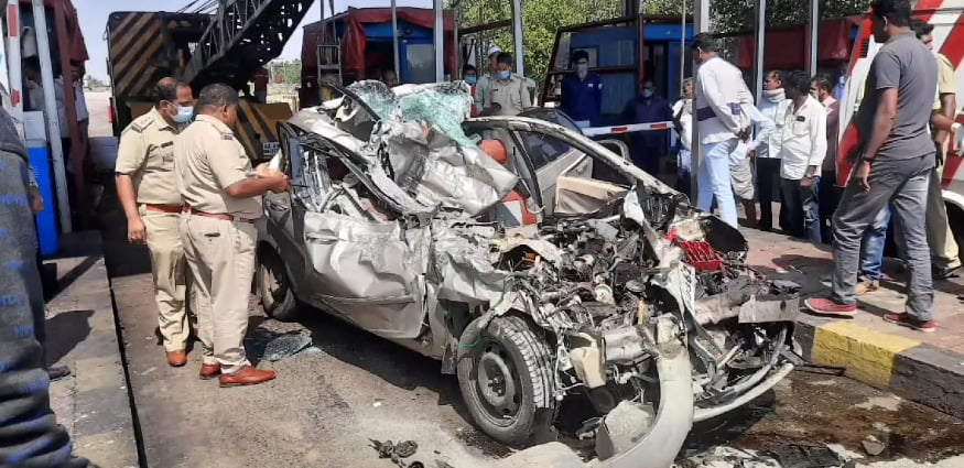 லாரியின் அடியில் சென்ற கார்.. பதபதைக்க வைக்கும் காட்சிகள்!