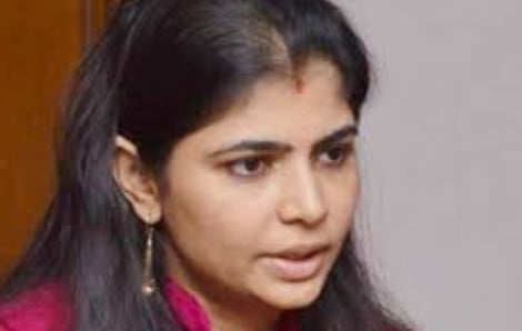 வைரமுத்து இலக்கியம் 50:  பொண்ணுங்க மேல கைய்ய வெச்சாலும் எல்லா சப்போர்டும் உண்டு.. சின்மயி சாடல்!