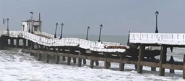 கடல்சீற்றத்தால்புதுச்சேரி கடற்கரையில் பாலம் சேதம்..