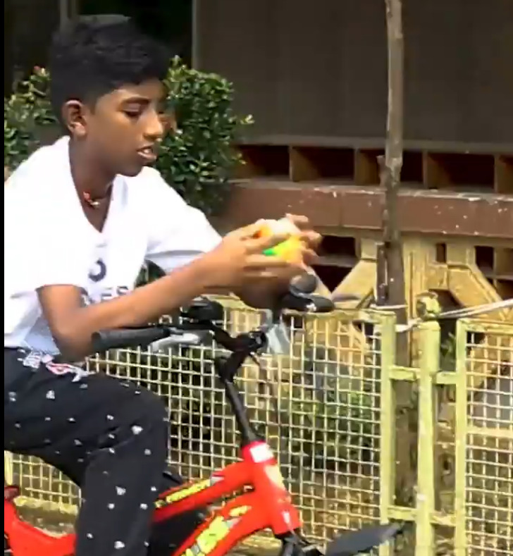 சைக்கிள் ஓட்டியபடியே ரூபிக் கனசதுரம்! சென்னை சிறுவன் கின்னஸ் சாதனை!