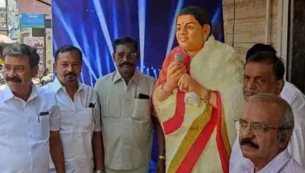 லதாமங்கேஸ்கர் வடிவில் கேக் சிலை! புதிய கடைத் திறப்பு விழா சிறப்பு!