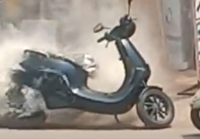 நடு ரோட்டில் திடீரென தீப்பிடித்து எரிந்த எலக்ட்ரிக் ஸ்கூட்டி!