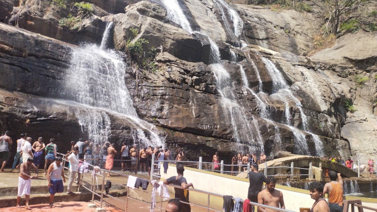 குற்றாலம் மெயின் அருவியில் தண்ணீர்..