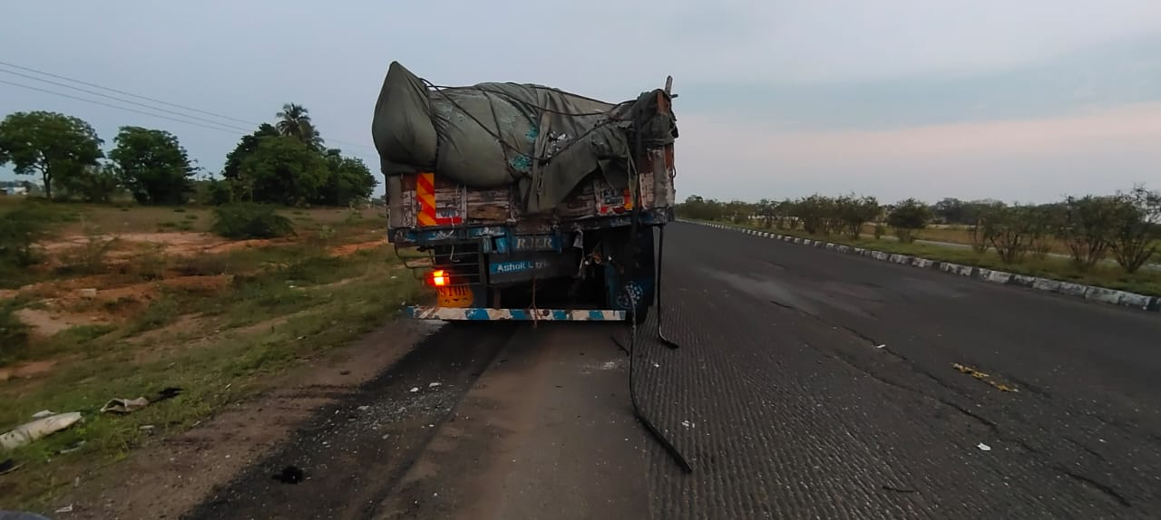 நின்ற லாரி பின்புறம் பேருந்து மற்றும் கார் மோதி விபத்து பலி-2  படுகாயம்-13