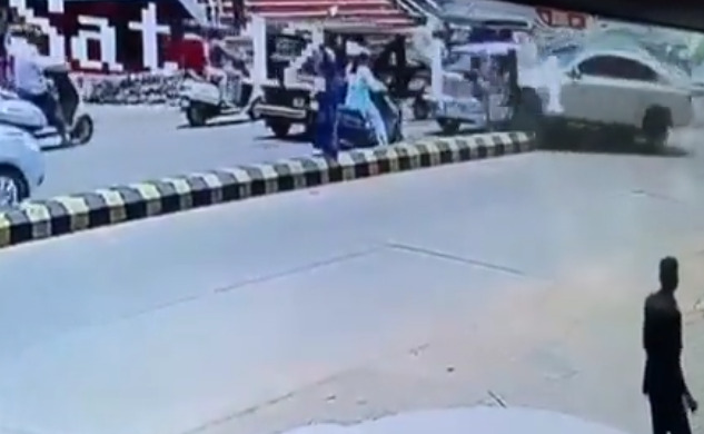 இருசக்கர வாகனத்தில் சிக்னலில் நின்றிருந்த பெண்.. வேகமாக வந்த காரால் விபரீதம்!