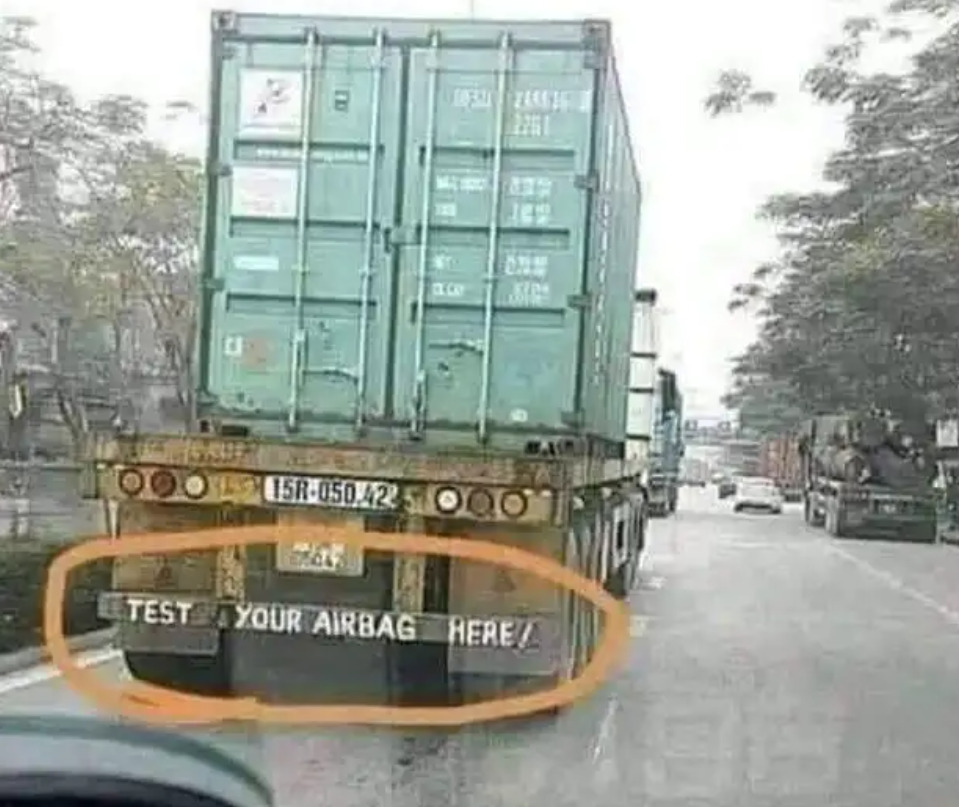 வித்தியாசமான வாசகத்தை சுமந்து செல்லும் வாகனம்: பாராட்டிய ஆனந்த் மஹிந்த்ரா!