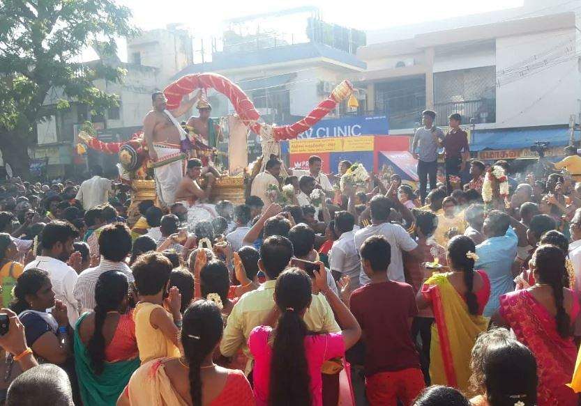 மூன்று மாவடி வந்த அழகருக்கு எதிர்சேவை..
