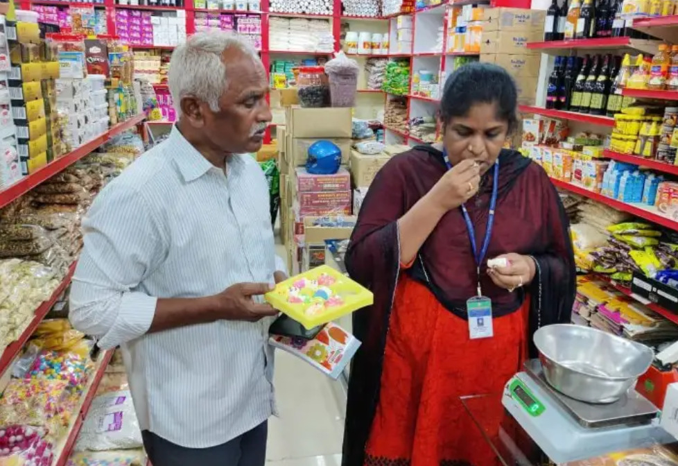 தடை செய்யப்பட்ட சிகரெட் வடிவ சாக்லேட்கள் விற்பனை! 7கிலோ பறிமுதல்!