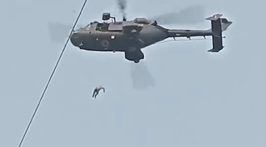 கேபிள்கார் விபத்து: ஹெலிகாப்டர் மூலம் மீட்கப்பட்ட நபர் கீழே விழுந்து உயிரிழந்த சோகம்!