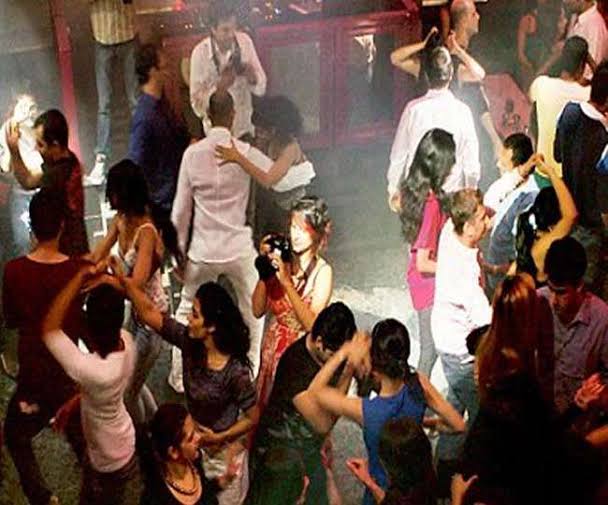 போதை விருந்தில் பங்கேற்ற 142 பேர் கைது ..