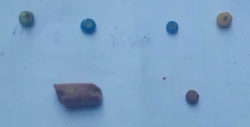 கீழடி: பழங்கால ஆபரண பொருட்கள்.. 7 வண்ணங்களில்  பாசிமணிகள் கண்டுபிடிப்பு!