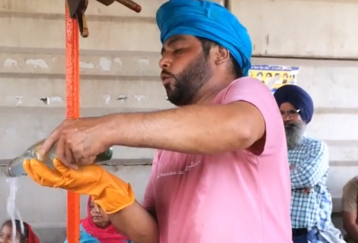 பாட்டுப்பாடி எலுமிச்சை ஜூஸ்! வைரல்!