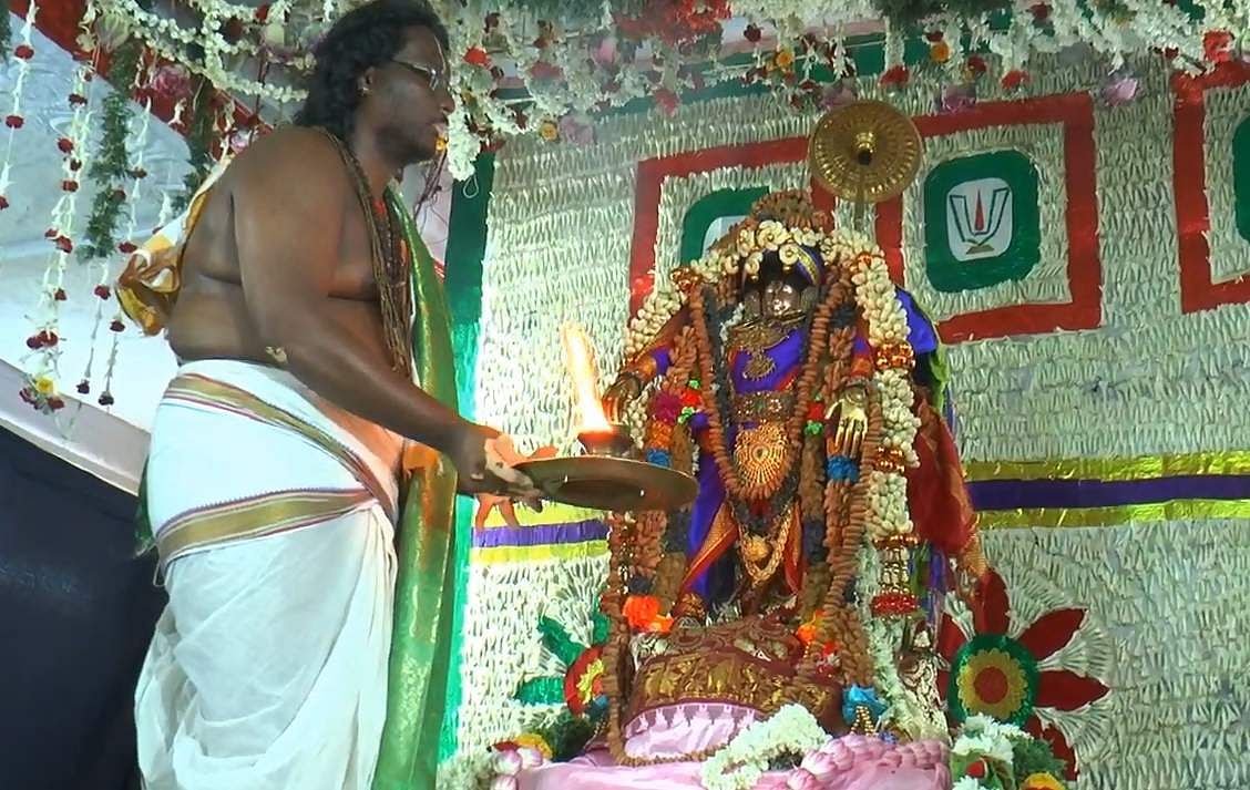 மதுரையில் கள்ளழகர் தசாவதார நிகழ்ச்சி -பக்தர்கள் தரிசனம் ..