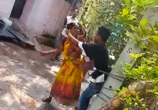 போதையில் வந்த மகன்.. மிளகாய் பொடியை முகத்தில் தேய்த்த தாய்!