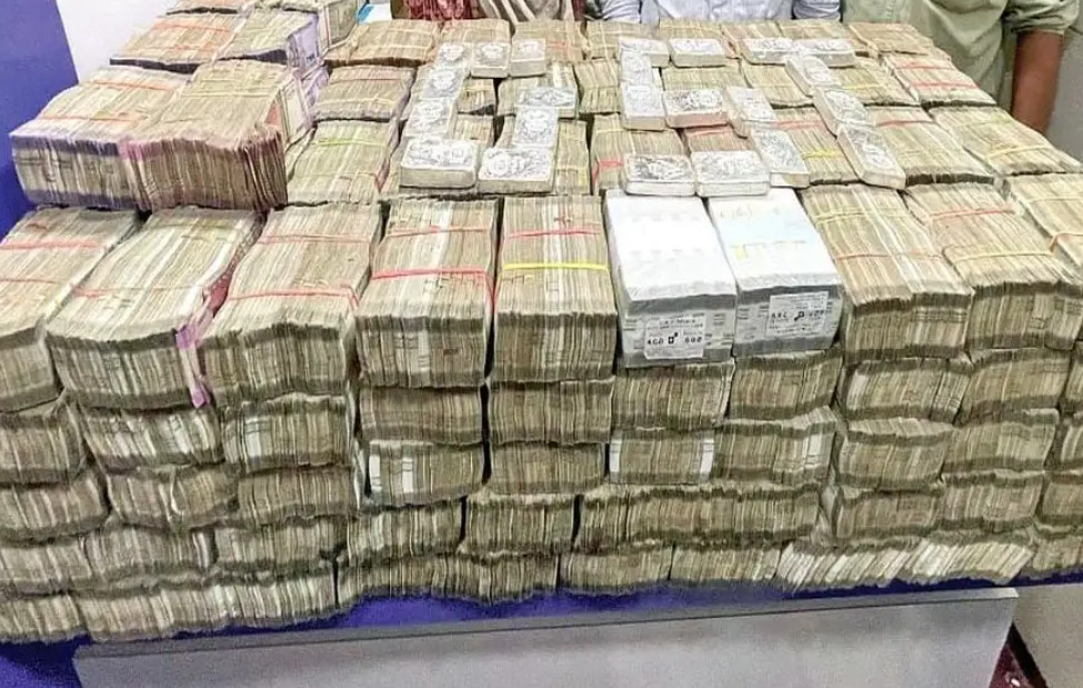 தரையிலும் சுவரிலும் கட்டுக்கட்டாய் பணமும் வெள்ளியும்..! வியாபாரி வீட்டின் வில்லங்கம்!