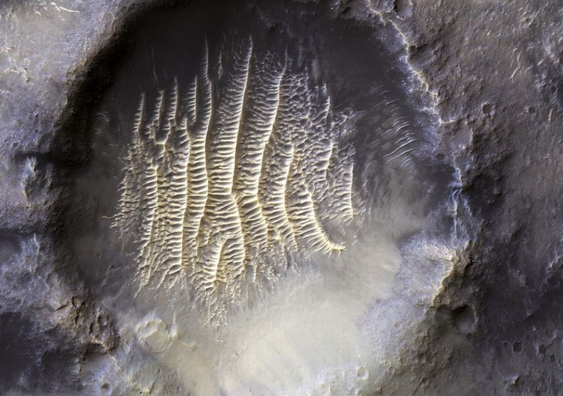 செவ்வாய் கிரகத்தில் உள்ள ஒரு பெரிய பள்ளம்: நாசா வெளியிட்ட புகைப்படம்!