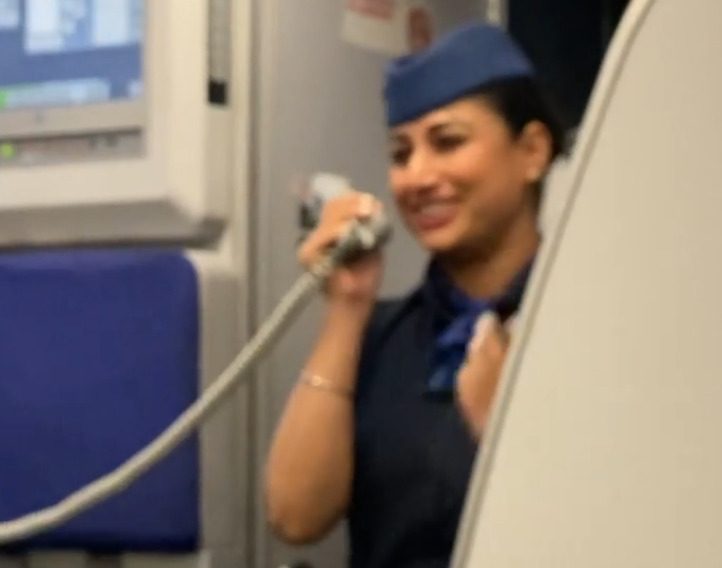 என்னுடைய இதயத்தின் ஒரு பகுதியை பிரிவது போல் இருக்கிறது.. கண்ணீர் விட்ட ஏர்ஹோஸ்டஸ்!