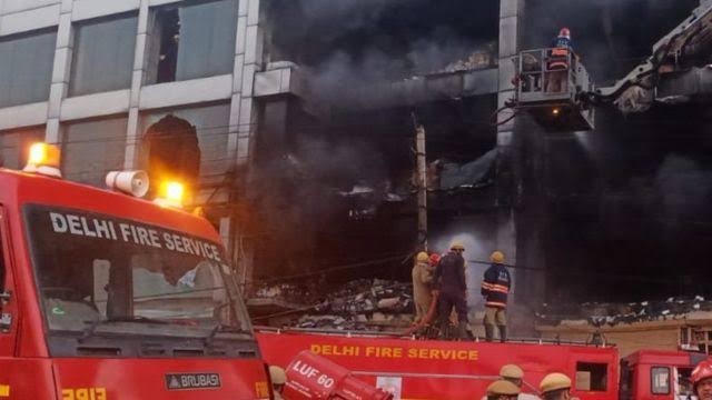 டெல்லி  3 மாடி வணிகக் கட்டிடத்தில் ஏற்பட்ட தீ விபத்தில் சிக்கி 27 பேர் பலி,பலர் காயம்…