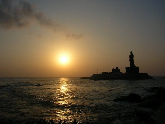 குமரியில் குவிந்த சுற்றுலா பயணிகள்..