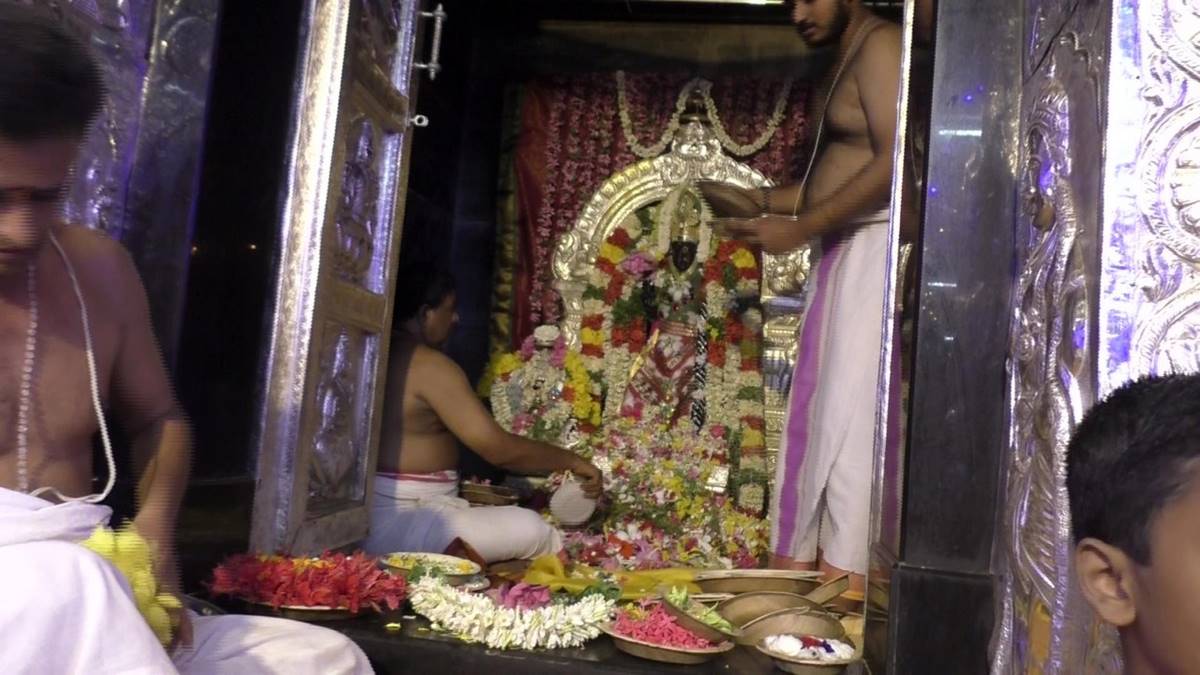 கரூர் ஸ்ரீவாசவி கன்னிகா பரமேஸ்வரி ஆலயத்தில் பூச்சொரிதல் விழா!
