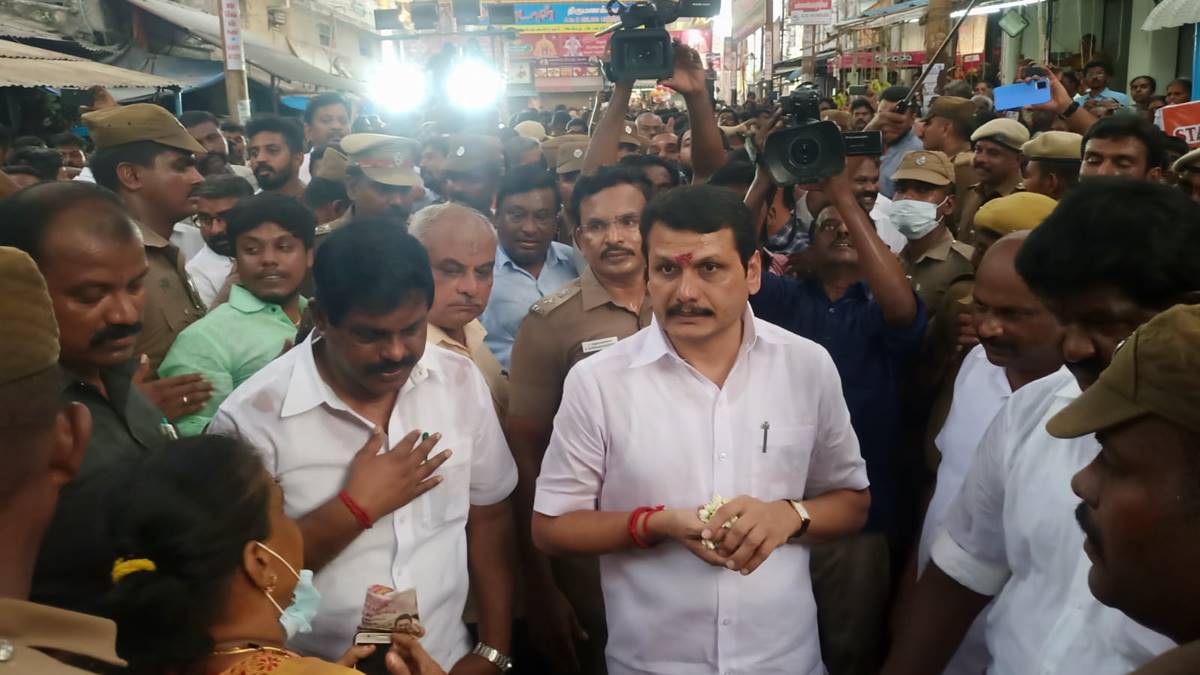 கோயில் நிகழ்ச்சியில் ’செந்தில் பாலாஜியால்’ அனுமதி மறுப்பு! கம்பி வேலியில் ஏறிக் குதித்த கரூர் எம்.பி., ஜோதிமணி!