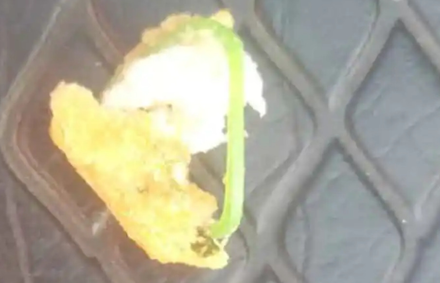 உளுந்தவடை மிட்டாய் இருக்க ரப்பர் பேண்ட் போட்டுருப்பாரோ..🙄! டீக்கடையில் அதிர்ச்சி!