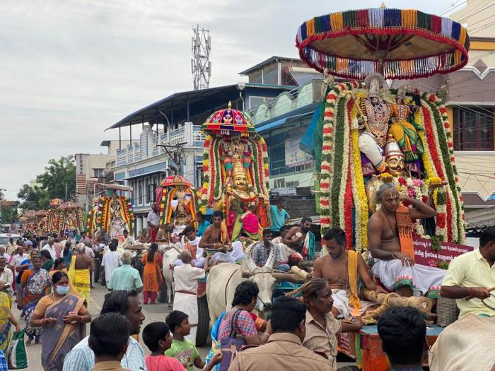 தஞ்சாவூரில் இன்று ஒரே இடத்தில் நடைபெற்ற 24 பெருமாள் கருட சேவை.. - Dhinasari Tamil