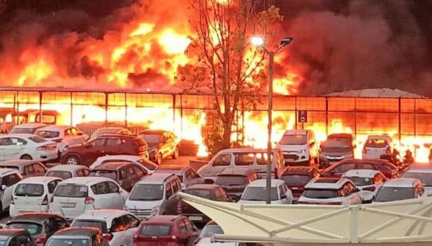 டெல்லி மின்சார வாகனங்கள் நிறுத்தும் இடத்தில் தீ..