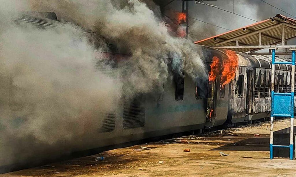 ரயில்களுக்கு தீ வைப்பு சம்பவம் பீகார், உத்திரப்பிரேதேச ரயில்கள் தற்காலிகமாக ரத்து-தெற்கு ரயில்வே.. - Dhinasari Tamil