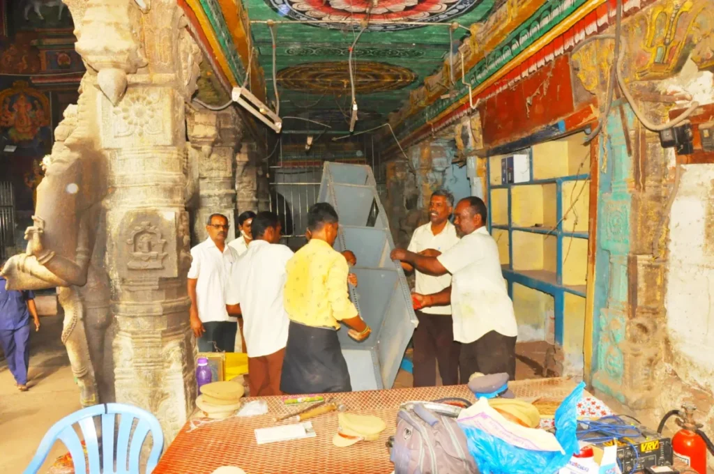 மதுரை மீனாட்சி அம்மன் கோவிலுக்குள் இருந்த கடைகள் அகற்றம்.. - Dhinasari Tamil