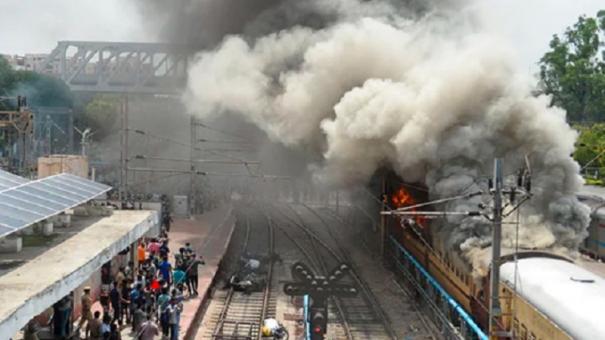 அக்னிபத் திட்டத்துக்கு எதிராக தெலுங்கானாவிலும் ரெயிலுக்கு  தீ ..