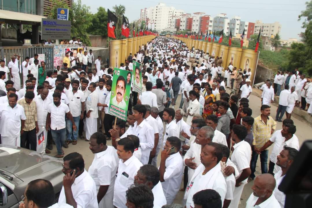 அ.தி‌.மு.க. பொதுக்குழு கூட்டம் துவக்கம்- மண்டபத்தில் ஓபிஸ் வந்ததும்  பல்லாயிரக்கணக்கான தொண்டர்கள் ஒற்றை தலைமை கோஷத்தை  முழங்கியதால் பரபரப்பு ..