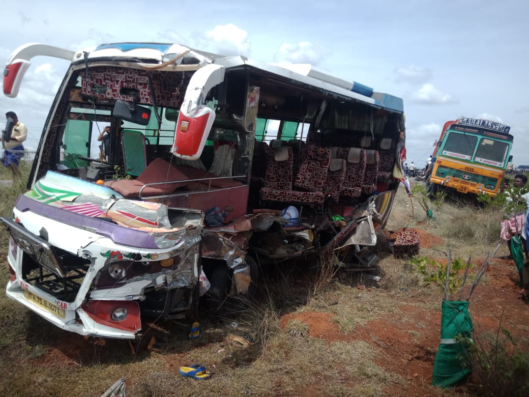 காரைக்குடி அருகே கோரவிபத்து: 3 பெண்கள் பலி, 4 குழந்தைகள் உள்பட 25 பேர் படுகாயம்