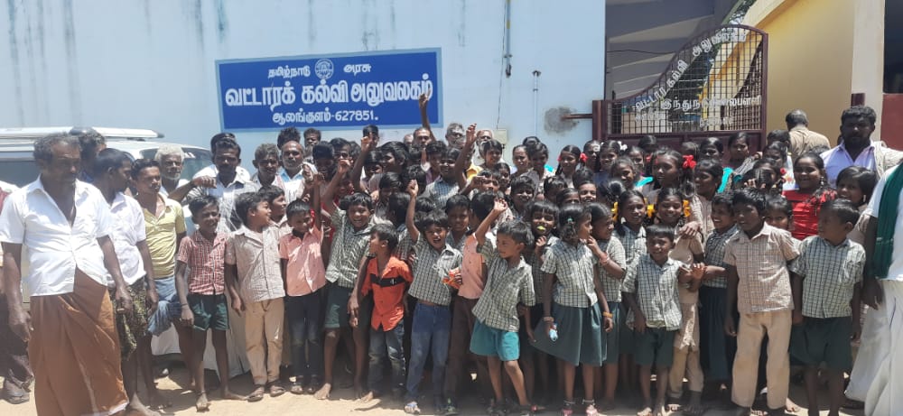 தென்காசி  ஆலங்குளம் அருகே  பள்ளிக்குச் செல்லாமல் வகுப்புகளை புறக்கணித்த மாணவர்கள்..