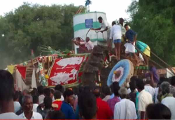 தருமபுரி அருகே மாதேஅள்ளி  கோயில் திருவிழாவில் தேர் சரிந்து  2 பேர் பலி..