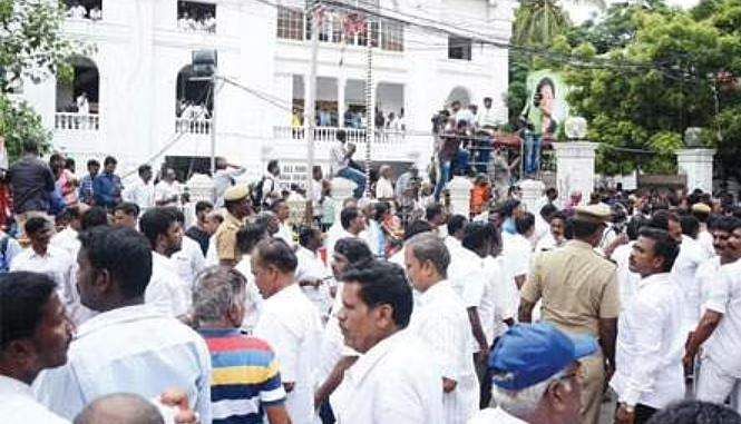 அதிமுக ஒற்றை தலைமை விவகாரம் ஆதரவாளர்கள் மீது தாக்குதல்- பதட்டம்.. - Dhinasari Tamil