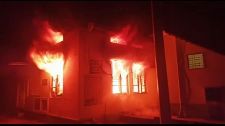 மின்சார பைக் சார்ஜ் செய்துகொண்டிருந்தபோது தீப்பிடித்து எரிந்ததில் வீடு எரிந்து நாசம்..