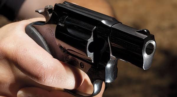 தாயை சுட்டு கொலை செய்த சிறுவன்…