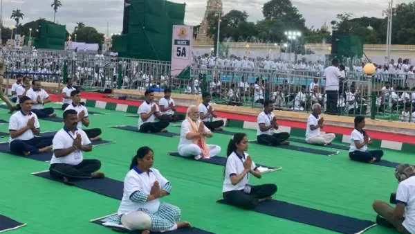 மைசூரு அரண்மனையில் பிரமாண்ட யோகா நிகழ்வில் பங்கேற்ற பிரதமர் மோடி.. - Dhinasari Tamil