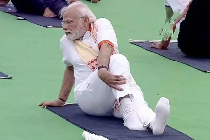 மைசூரு அரண்மனையில் பிரமாண்ட யோகா நிகழ்வில் பங்கேற்ற பிரதமர் மோடி.. - Dhinasari Tamil