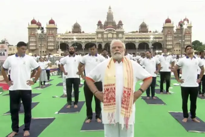 மைசூரு அரண்மனையில் பிரமாண்ட யோகா நிகழ்வில் பங்கேற்ற பிரதமர் மோடி.. - Dhinasari Tamil