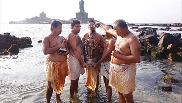 கன்னியாகுமரி பகவதி அம்மனுக்கு முக்கடல் சங்கமத்தில் நள்ளிரவில் நடந்த ஆராட்டு ..