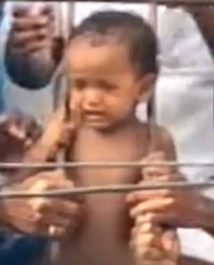 பால்கனி கம்பிக்குள் தலை சிக்கிய குழந்தை..!