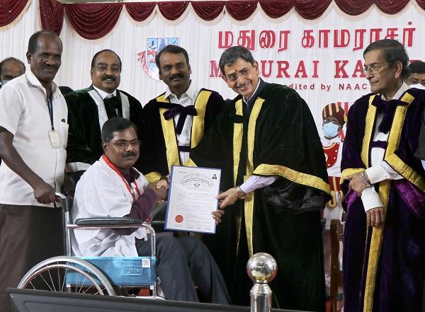 மதுரை காமராஜர் பல்கலைக்கழக பட்டமளிப்பு விழாவில் கவர்னர்... - Dhinasari Tamil