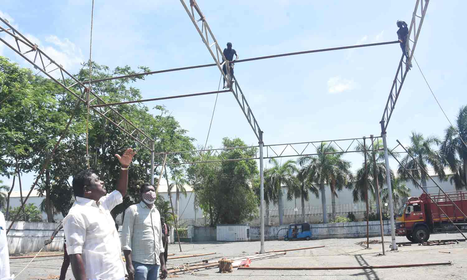 ஜூலை 11அதிமுக பொதுக்குழு நடைபெறும் மண்டபத்துக்கு வெளியே பிரமாண்ட பந்தல் அமைக்கும் பணிகள் ..