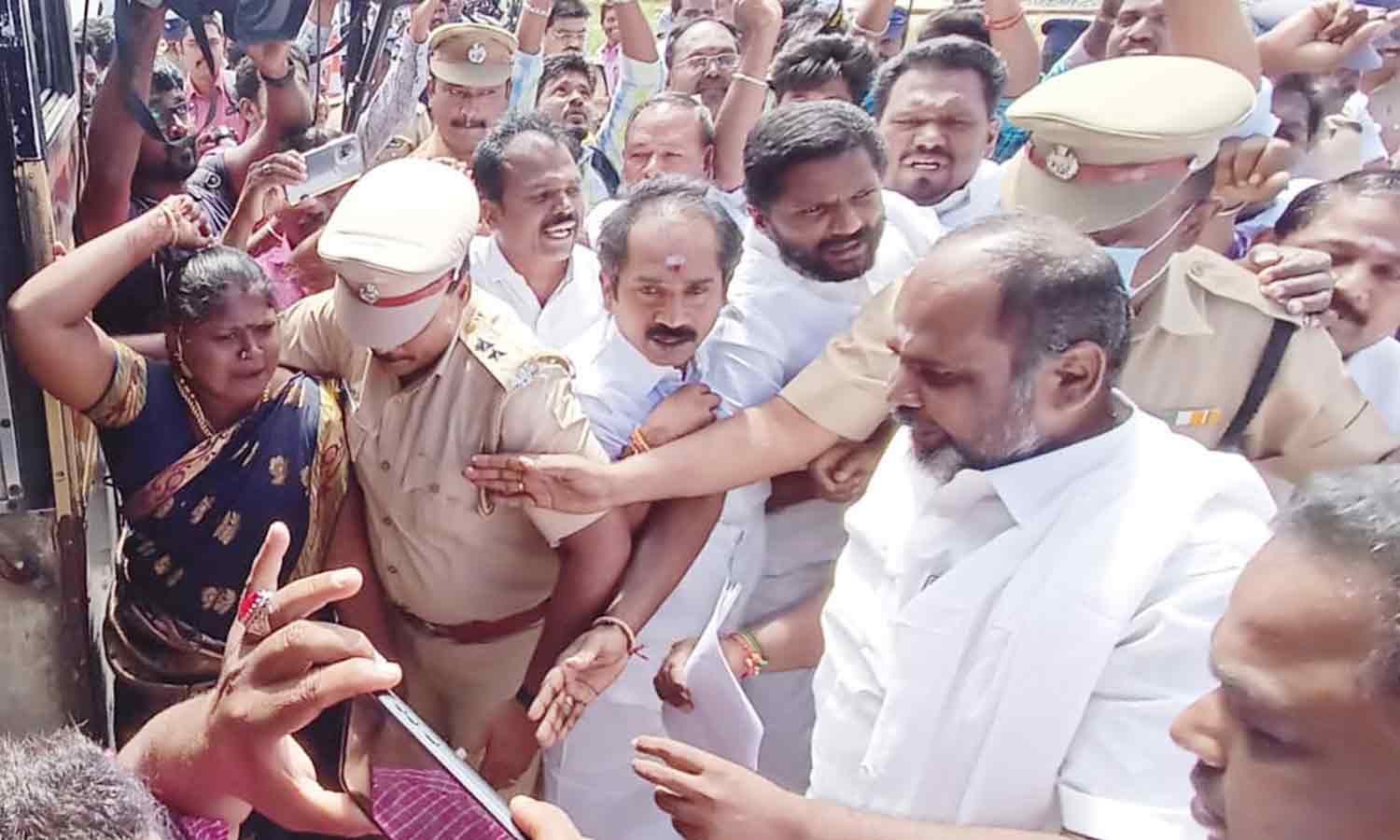 மதுரை திருமங்கலம் சுங்கச்சாவடியை அகற்றக்கோரி  போராட்டம்..கைது..