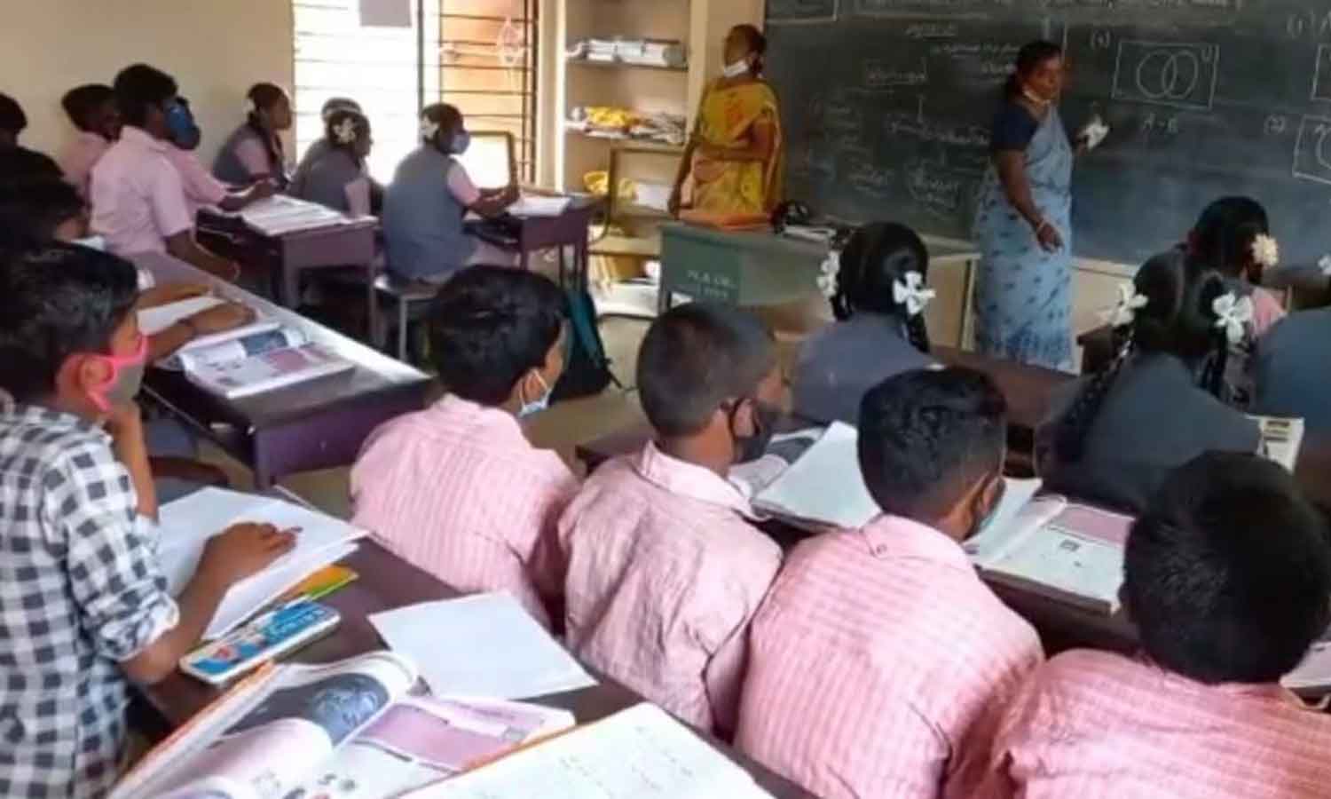 ஒரே வகுப்பறை.. ஆனால் இரு ஆசிரியர்கள் இரண்டு மொழி பாடங்களும் ஒரே நேரத்தில்..பாவம் மாணவர்கள்..