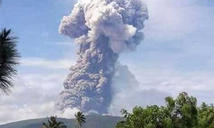 ஆந்திரா- பூமிக்கு அடியில் இருந்து புகை  வெப்ப காற்று மக்கள் பீதி..